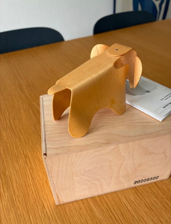 Elefante de madera contrachapada natural de Vitra Miniatures – Objetos decorativos, Wood (photo 3 of 6)