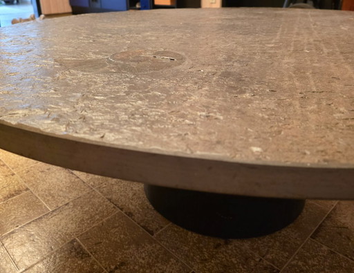 Studio Draenert Brutalist Table basse – Schiste bitumineux rond avec fossiles (Ø 120cm)