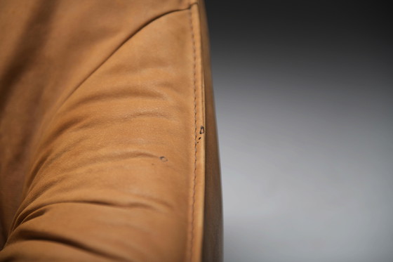 Image 1 of Chaise longue pivotante Delantra en cuir cognac par Gerard van den Berg pour Montis