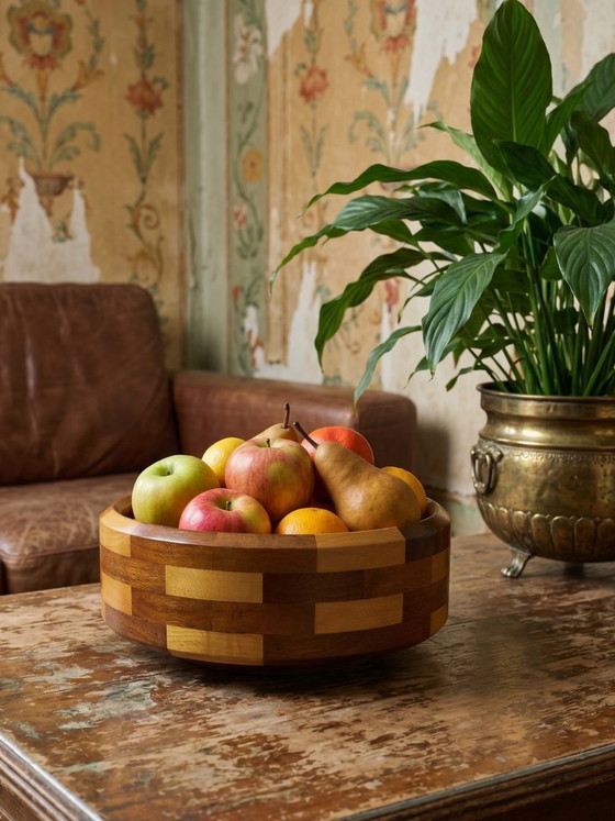 Image 1 of Fruttiera vintage in legno massello, assemblata, con design patchwork, risalente agli anni '70-'80.