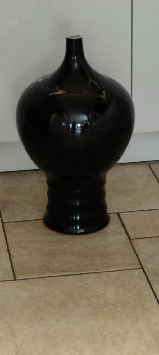 Black Vase With Ribbed Base – vazen, Stone (photo 2 of 5)
