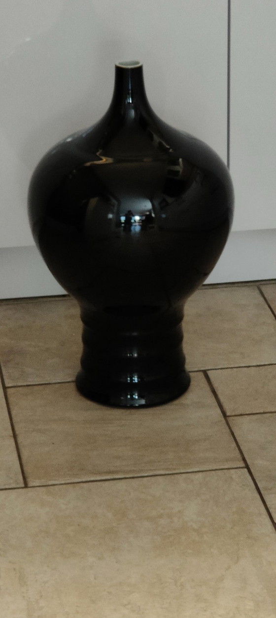 Black Vase With Ribbed Base – Stone (photo 2 of 5)