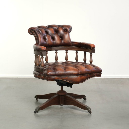 Luxuriöser englischer Rindsleder Chesterfield Drehstuhl mit Kippfunktion und Knopfpolsterung in warmen Farben