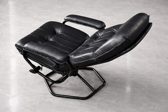 Image 1 of Poltrona girevole e pouf in pelle nera danese moderna vintage di metà secolo di Unico, anni '70, set di 2