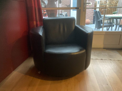 Drehstuhl aus schwarzem Leder