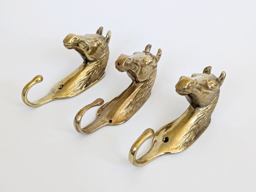 Juego de 3 ganchos de pared vintage de latón con forma de cabeza de caballo. Un toque de estilo ecuestre.