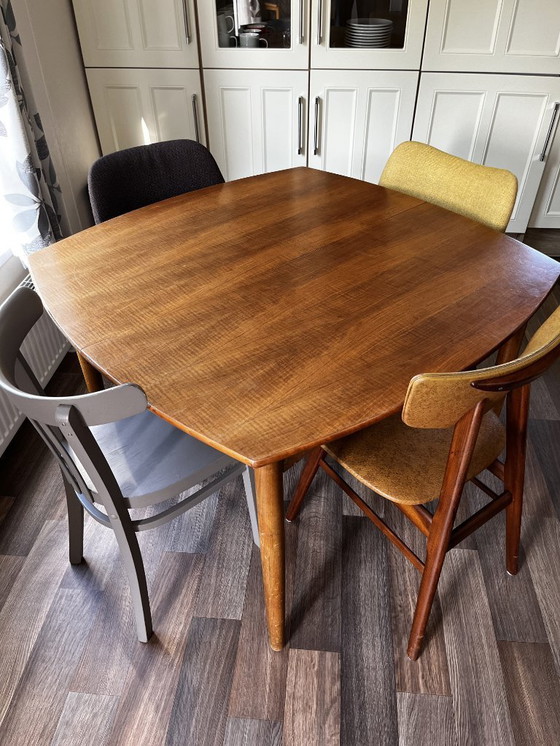 Image 1 of Vierkante uitschuifbare vintage eettafel met ronde vormen