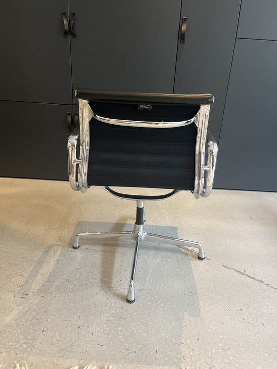 Image 1 of Vitra Eames EA108 Sedia da ufficio in pelle nera