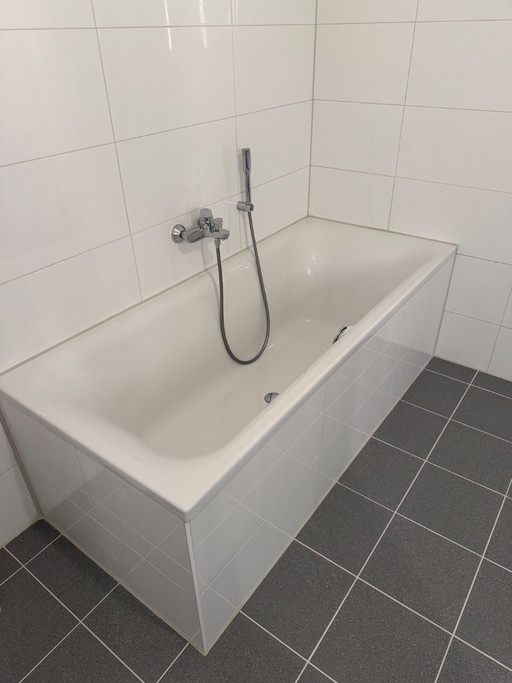 Equipamiento de baño completo: Villeroy & Boch bañera, lavabo,