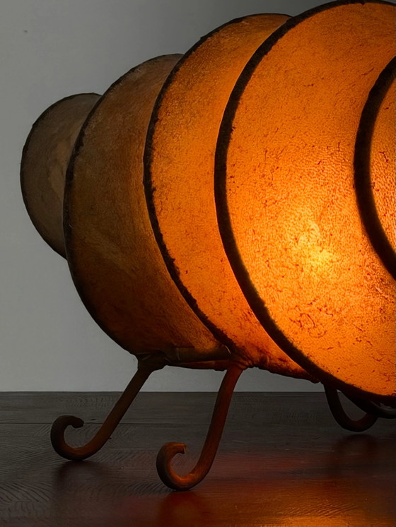 Lampe de table Vintage Rawhide Swirl au design organique (photo 10 of 11)