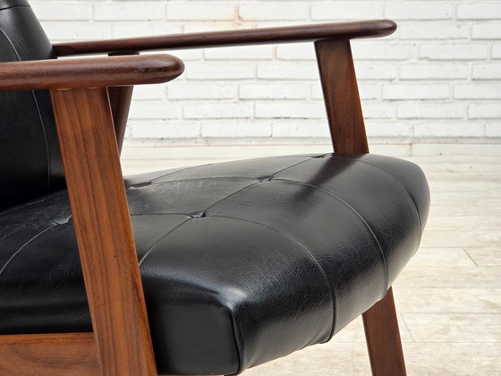 Image 1 of Deense fauteuil uit de jaren 70, zwart kunstleer, teakhout.
