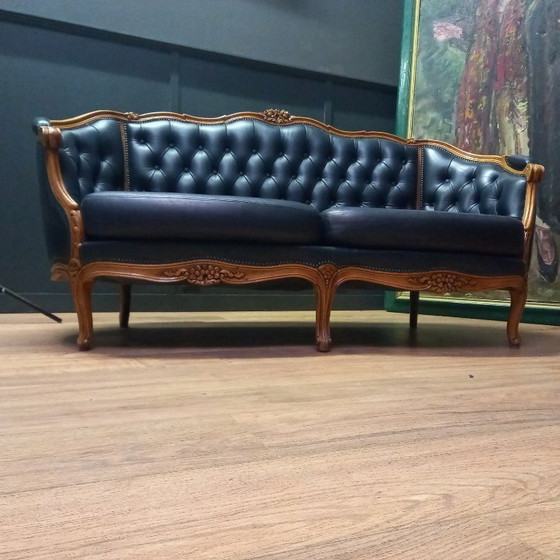 Image 1 of Irresistibile divano Chesterfield vittoriano a due posti in blu navy: un vero colpo d'occhio!