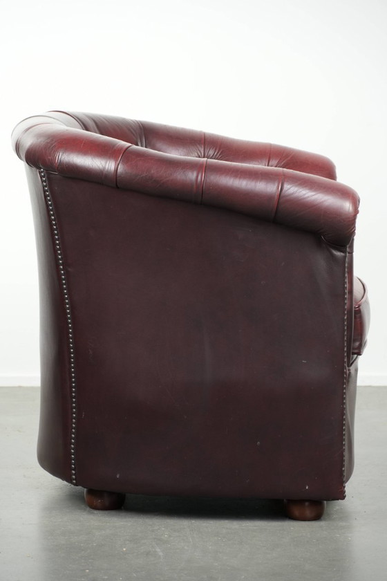 Prachtige rundleren chesterfield clubfauteuil in een schitterende rode kleur in klassieke Engelse stijl (photo 3 of 13)