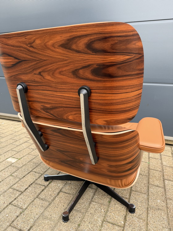 Image 1 of 2 poltrone lounge Vitra Eames XL originali con poggiapiedi, in pregiata pelle color cognac e palissandro Santos, NUOVE!!