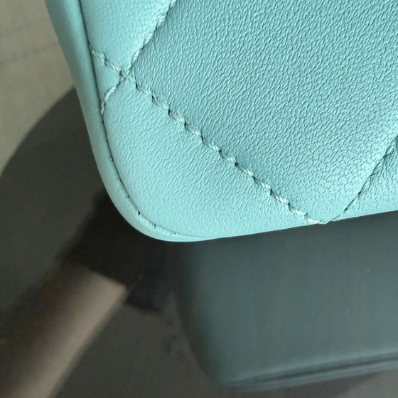 Image 1 of Chanel 2020 Elegante Saison-Klapptasche mit Harzkette – Gestepptes Lammleder in Tiffany-Blau, GHW Nr. 29