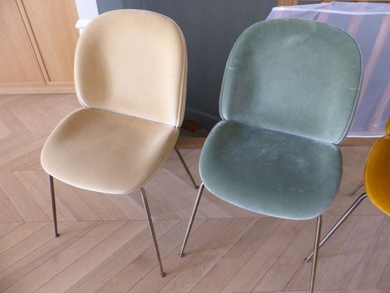 Image 1 of Set aus 8 „Beetle Dining Chair“-Stühlen in Samt von GUBI, Design Stine Gam & Enrico Fratesi