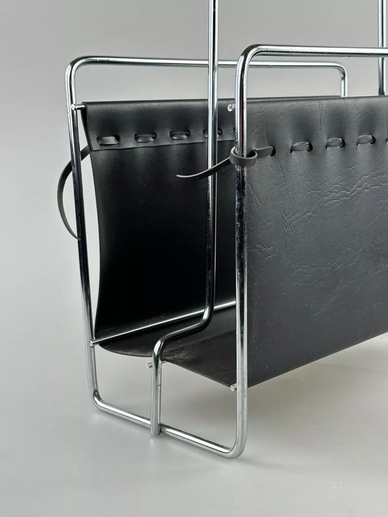 Image 1 of Revistero de metal de teca de los años 60 y 70 con diseño de mediados de siglo.