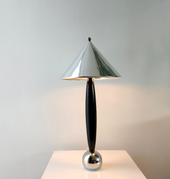 Image 1 of 1 van 2 stilistische vintage tafellamp met aluminium kap, minimalistische lamp met geometrische vormen; nog 2 beschikbaar