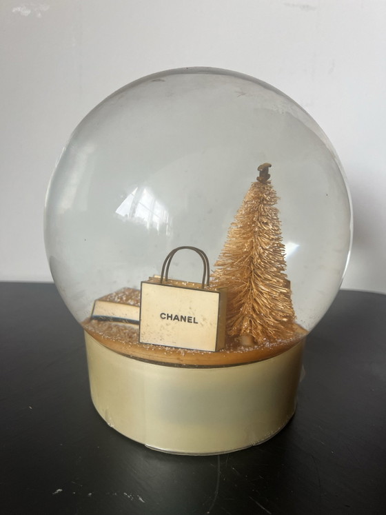 Chanel Schneekugel XL – Dekorative Objekte, Glas, Kunststoff (photo 3 of 5)