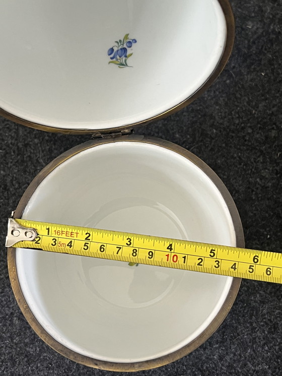 Image 1 of Großes Limoges-Ei mit Fuß und Messingbeschlägen