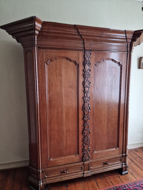 Image 1 of Antieke klassieke eiken kast