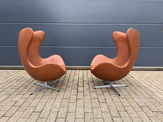 Image 1 of 2 poltrone Egg Chair di Fritz Hansen degli anni '60 in pelle color cognac, in condizioni perfette!
