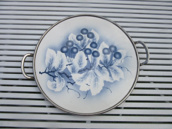 Image 1 of Vassoio rotondo vintage in ceramica e metallo, probabilmente di produzione olandese.