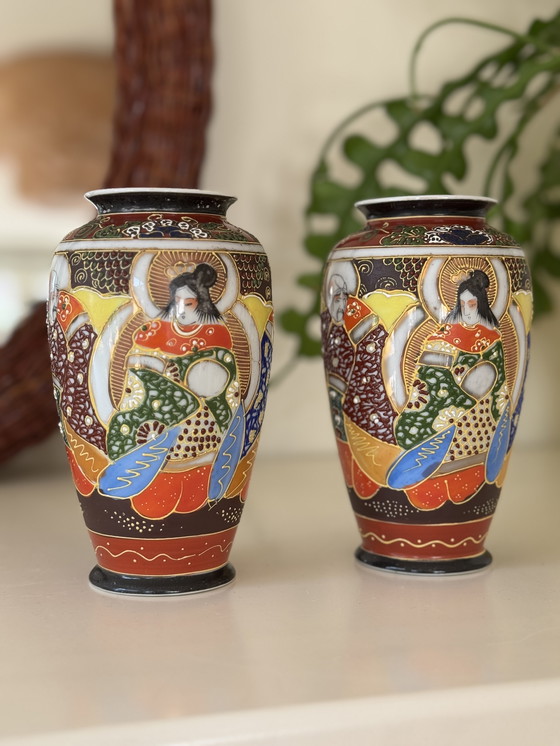 Image 1 of Vasi giapponesi vintage con decorazioni geisha e accenti dorati