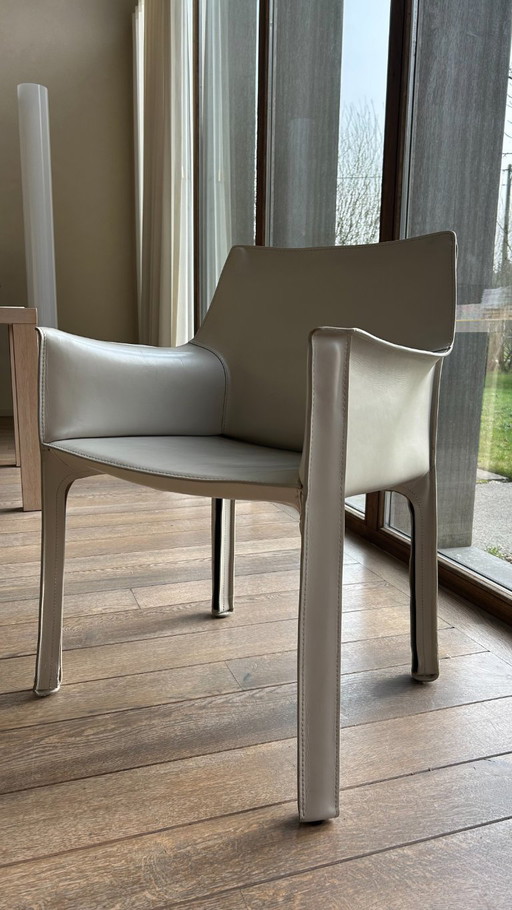 Cassina Cab 413 stoel met armleuning wit, design by Mario Bellini 1977