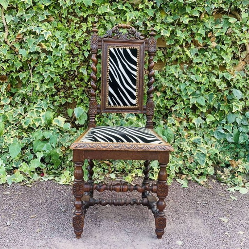 Chaise ancienne en bois sculpté