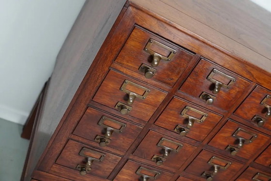 Image 1 of Antiguo armario de farmacia/archivador holandés de madera noble, década de 1920