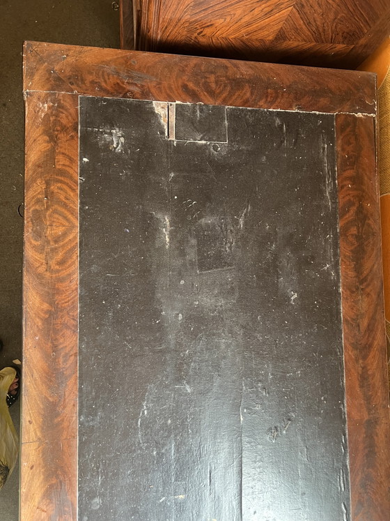 Image 1 of Scrivania antica in legno massello con cassetti e piano in pelle nera, stile XIX secolo.