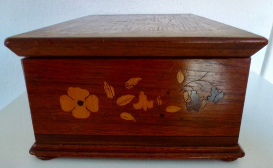 Image 1 of Una scatola di legno d'epoca con intarsi floreali