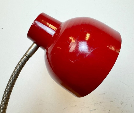 Image 1 of Lampada da tavolo industriale rossa a collo di cigno, anni '60