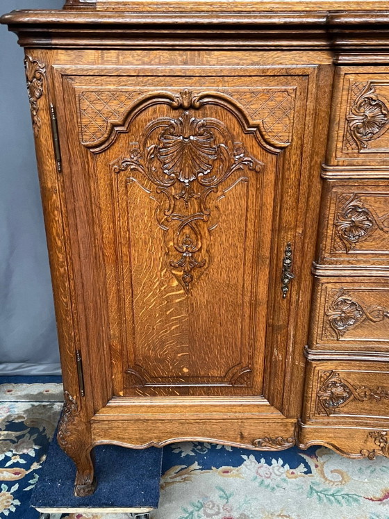 Buffet de style Louis XV, en chêne massif. – Vaisseliers (photo 4 of 8)