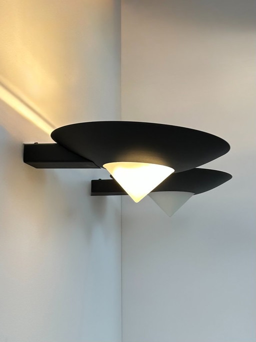 Coppia di applique vintage, metallo nero opaco e vetro opalino, Francia, 1980