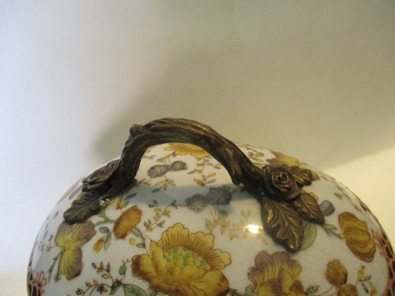 Image 1 of Toussi Court, Bomboniera, Ceramica con Manici in Bronzo, Decorata con Fiori