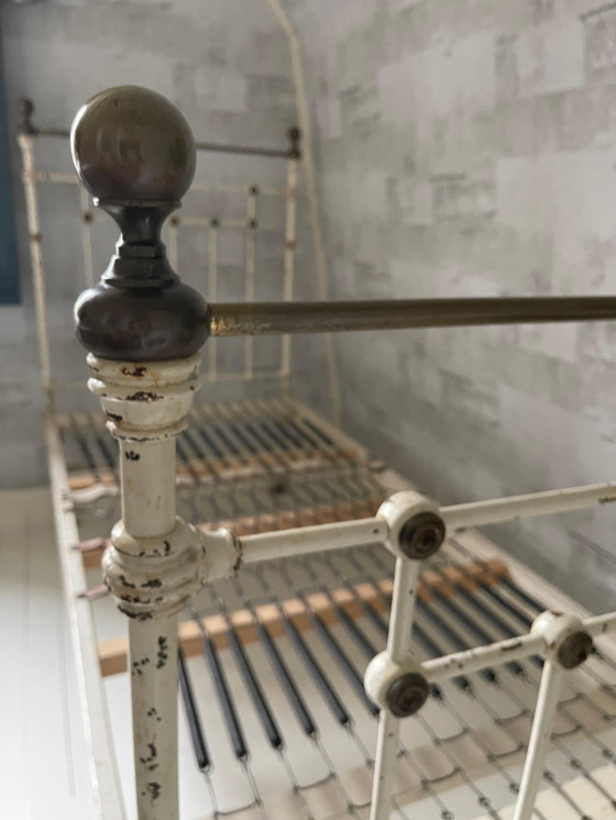 Image 1 of Lit ancien victorien en fer et laiton