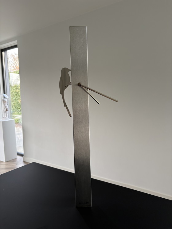 Image 1 of Reloj de diseño moderno Karlsson Woodpecker en acero inoxidable