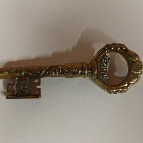 Image 1 of Vintage messing kurkentrekker en flesopener – sleutelvormig "VERITAS IN VINO"-design
