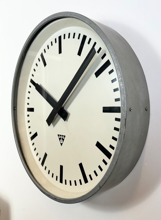 Image 1 of Grote grijze industriële fabriekswandklok van Pragotron, jaren 60