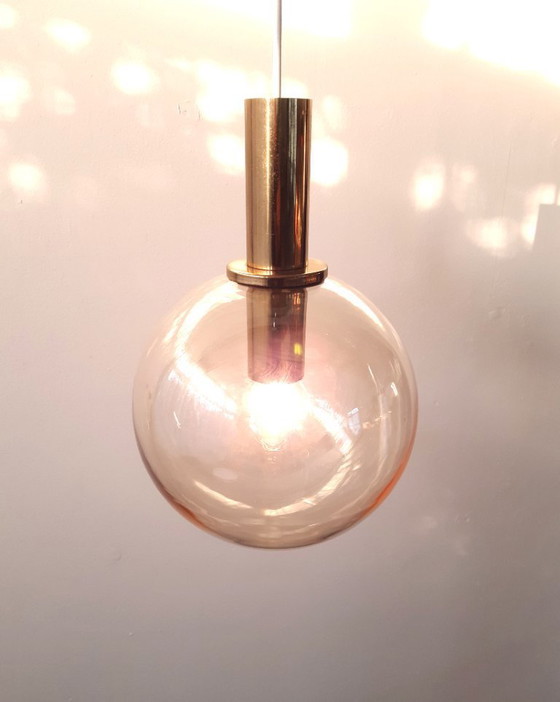 Image 1 of Lampada a sospensione vintage con sfera in ottone e vetro ambra, lampada a sospensione mcm