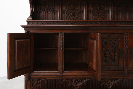 Image 1 of Rare grande armoire néogothique en chêne du début du 19e siècle, sculptée à la main