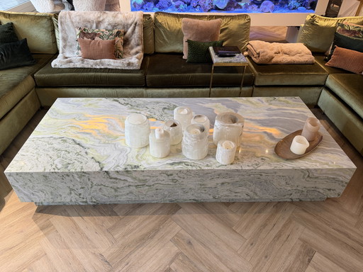 Mesa de centro de lujo de ónix jade verde con iluminación LED.