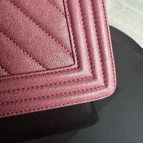 Image 1 of Chanel Boy Medium - Caviar 25CM Chevron Rood Goudkleurige Hardware Serie 28