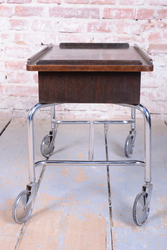 Carrito de servicio Bauhaus restaurado, de R. Slezák, roble, cromo, checo, década de 1930. – Carritos de bar (photo 7 of 9)