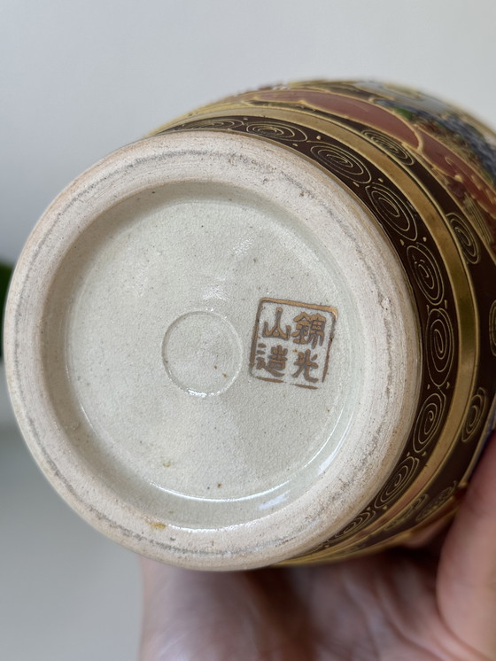 Image 1 of Vaso vintage giapponese in stile Satsuma con decorazioni geisha e oro