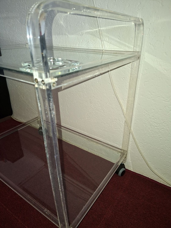 Desserte en verre et plastique (photo 4 of 5)