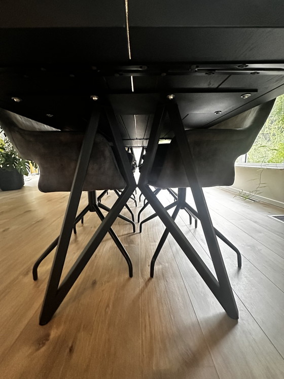 Mesa de comedor de roble macizo de 240 x 90 cm con patas metálicas en forma de mariposa. – Mesas de comedor (photo 4 of 6)