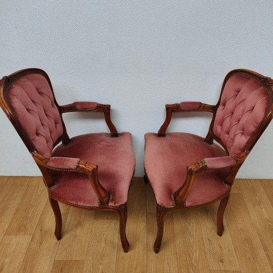 Image 1 of Ensemble de deux chaises et fauteuils vintage français Louis XV en bois et velours